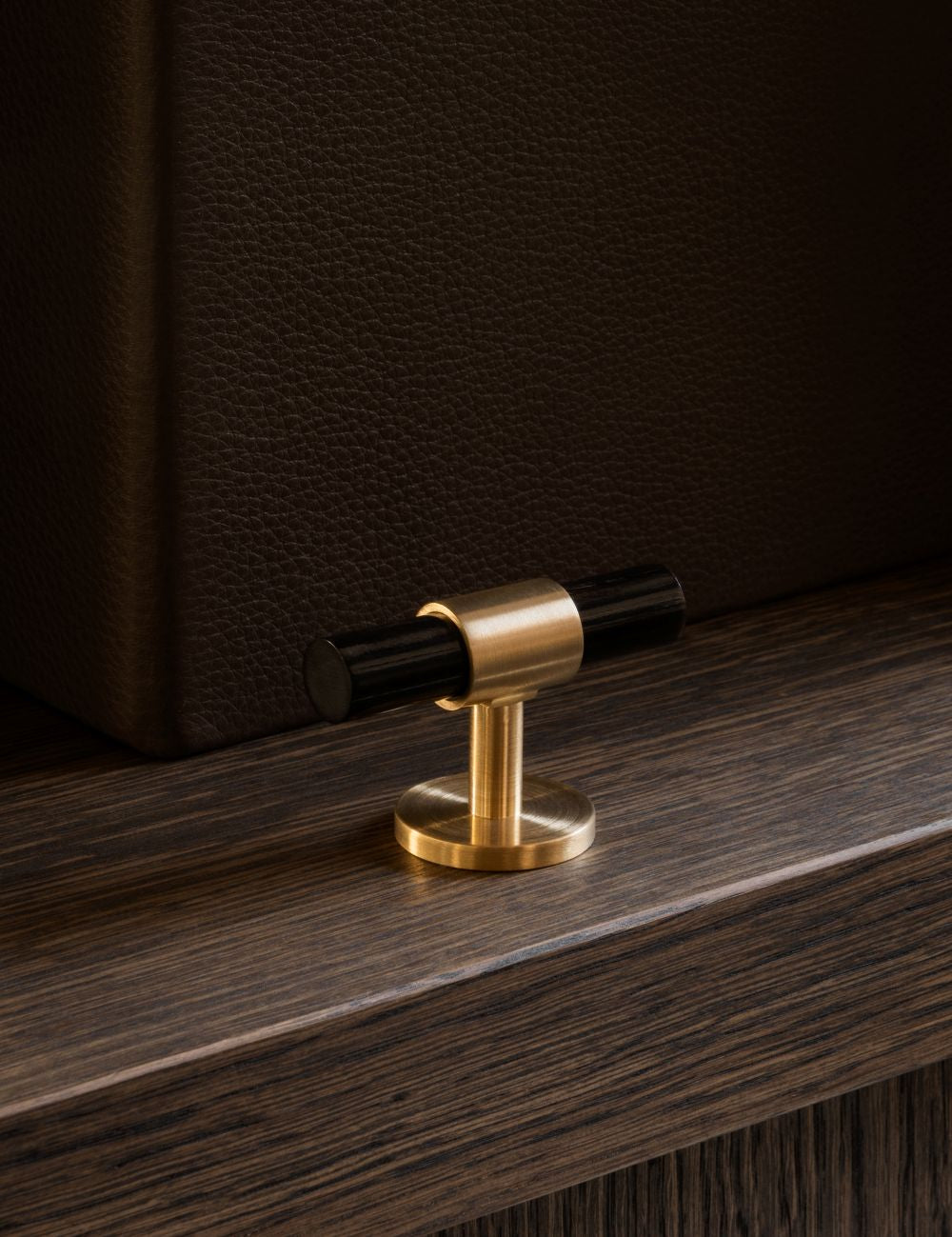 brandtcph-signature30-t-bar60-satin-brass-black-horn_web.jpg