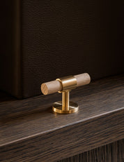 Cabinet handle SIGNATURE 30 - T-bar handle 60 mm - Satin Brass / Oak by BRANDT Copenhagen
