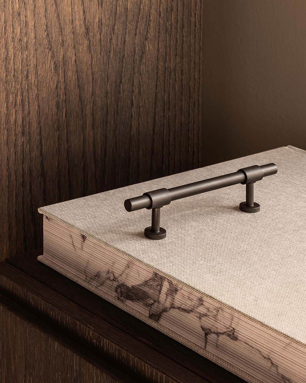 SIGNATURE slim greb 150 mm - Bruneret Messing / Bruneret Messing