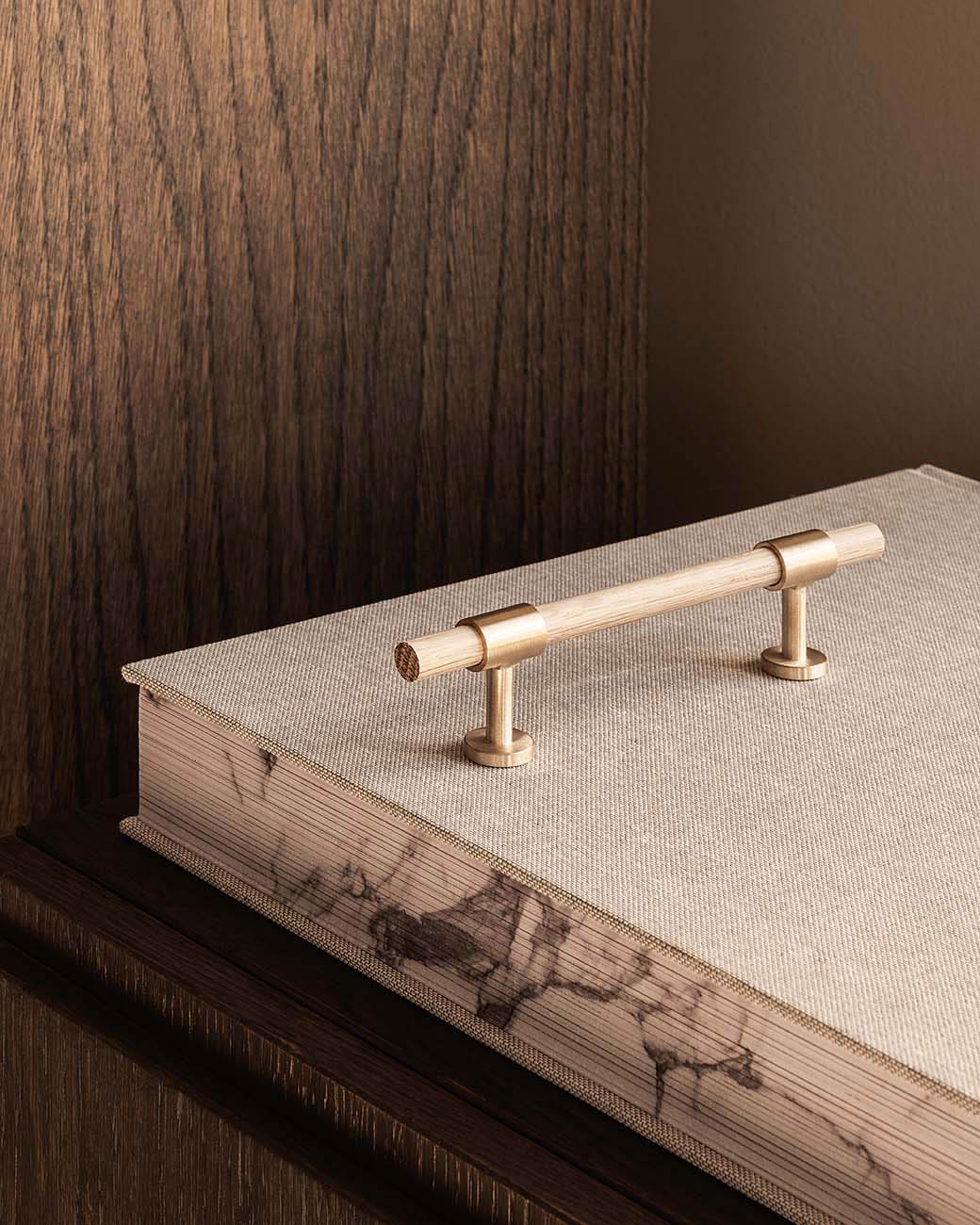 brandtcph-signatureslim-pull-bar-150mm-satin-brass-oak_1tiff.jpg