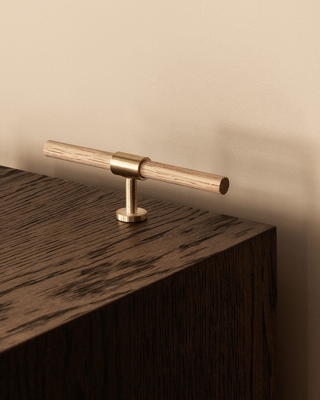 brandtcph-signatureslim-t-bar-107mm-satin-brass-oak_1tiff.jpg