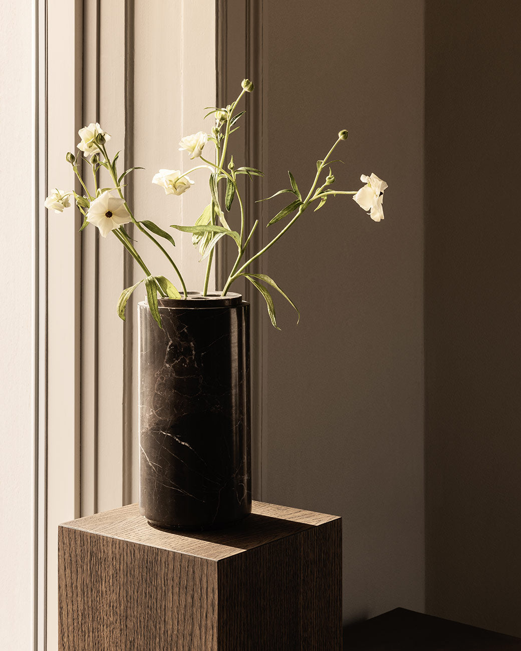 brandtcph-stem-vase-large-shadow-black_1tiff.jpg