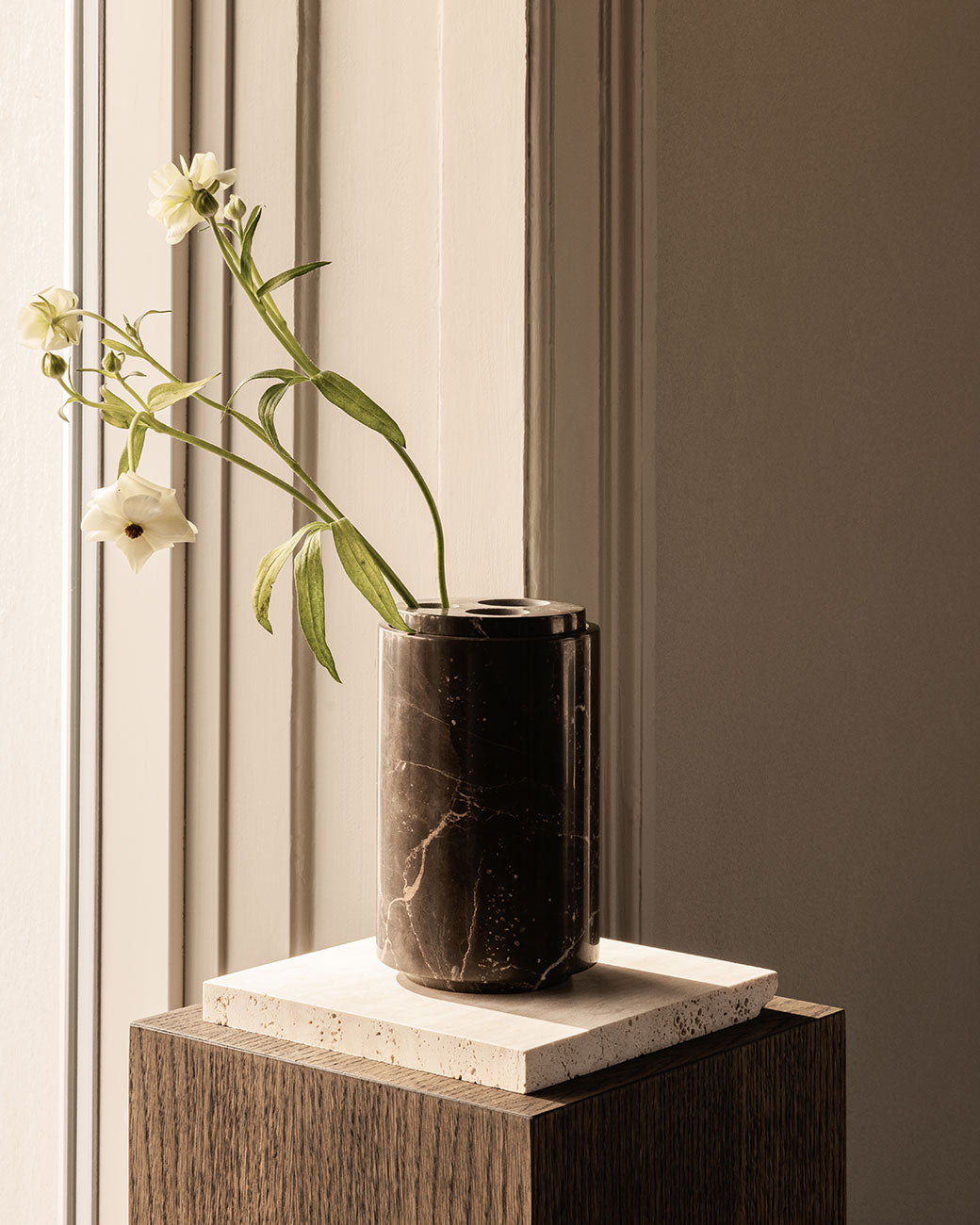 brandtcph-stem-vase-medium-shadow-black_1tiff.jpg