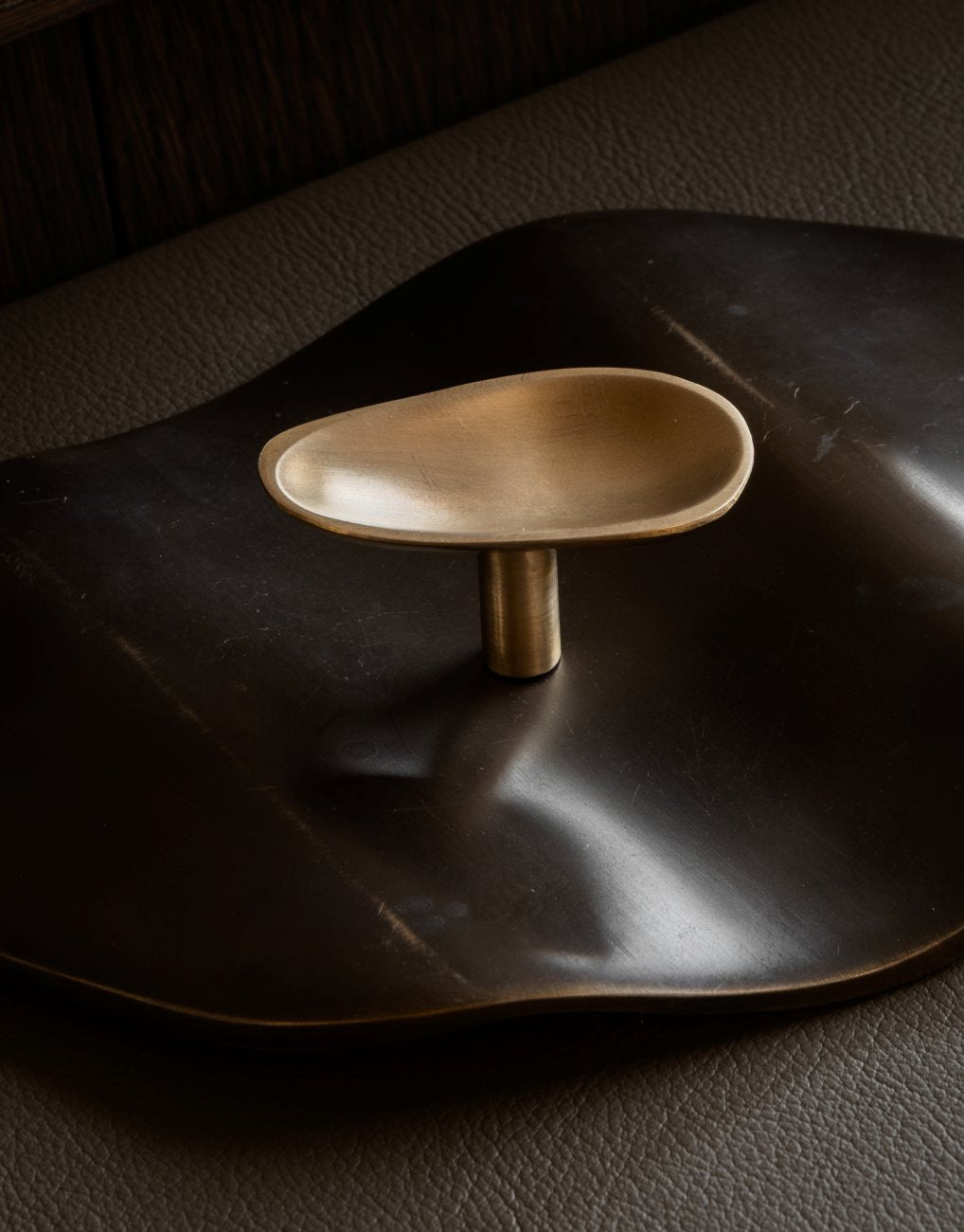 VALE knob oval i Satin Brass is part og our organíc shaped hardware for cabinets and kitchen fronts. Designed by Julie Brandt for BRANDT Copenhagen.