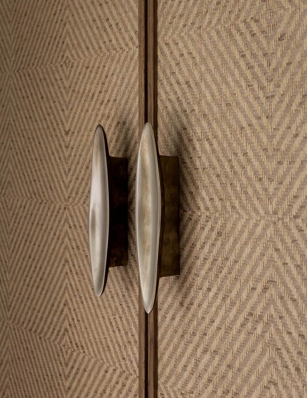 VALE pull bar long in Satin Nickel. Designed by Julie Brandt and is part of our organic shaped hardware collection with cabinet and kitchen handles.