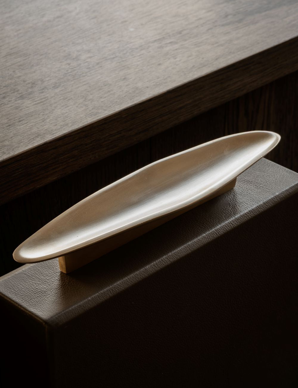 VALE pull bar long in Burnished Brass Patina is made of solid brass. VALE is part of our organic shaped hardware collection with handles for kitchen and cabinet front. Designed by Julie Brandt for BRANDT Copenhagen. 