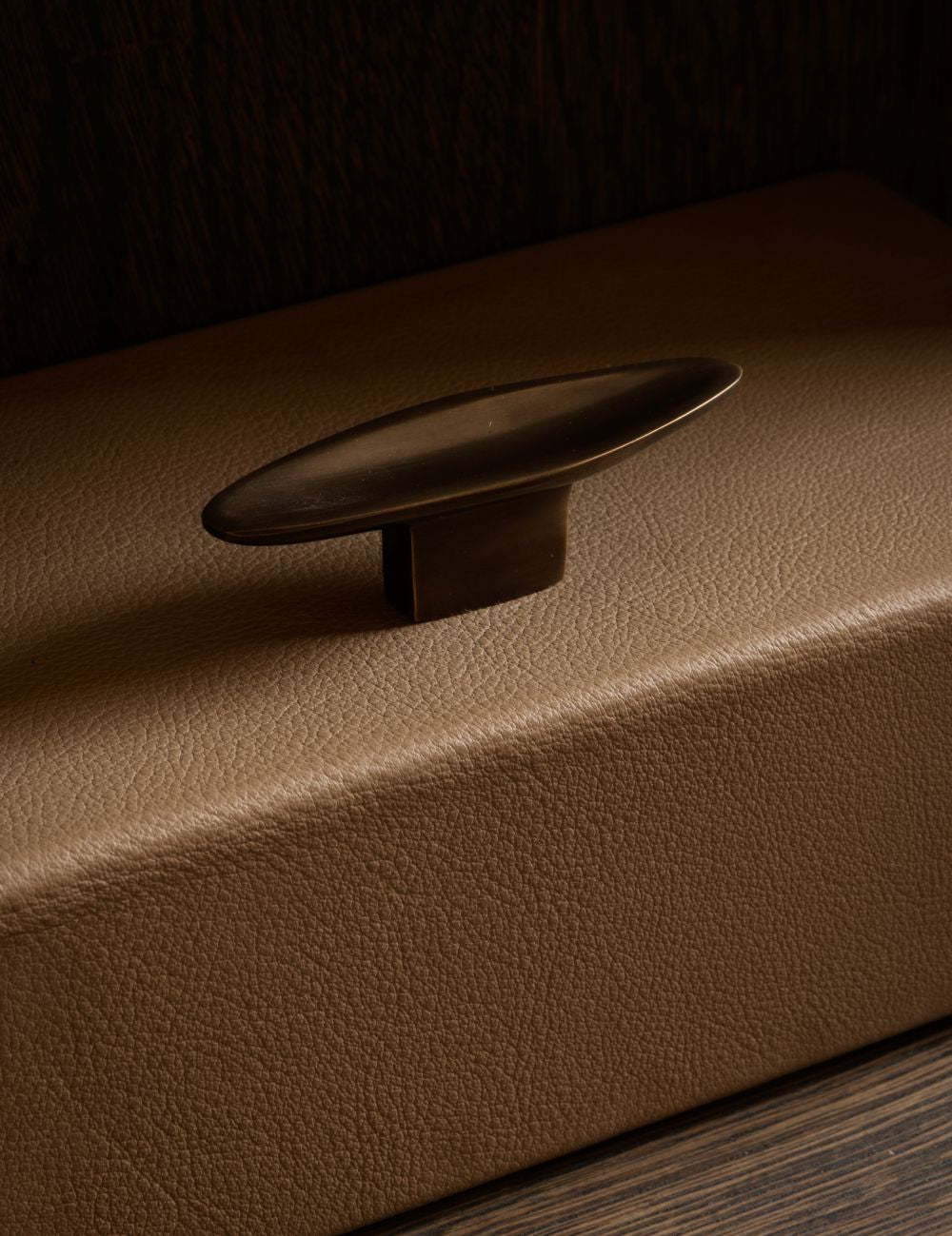 VALE T-bar in Burnished Brass Patina is part og our organíc shaped hardware for cabinets and kitchen fronts. Designed by Julie Brandt for BRANDT Copenhagen.