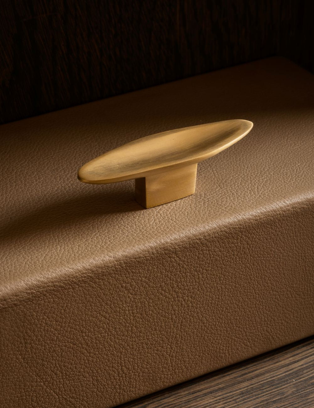 VALE T-bar in Burnished Brass Patina is part og our organíc shaped hardware for cabinets and kitchen fronts. Designed by Julie Brandt for BRANDT Copenhagen.