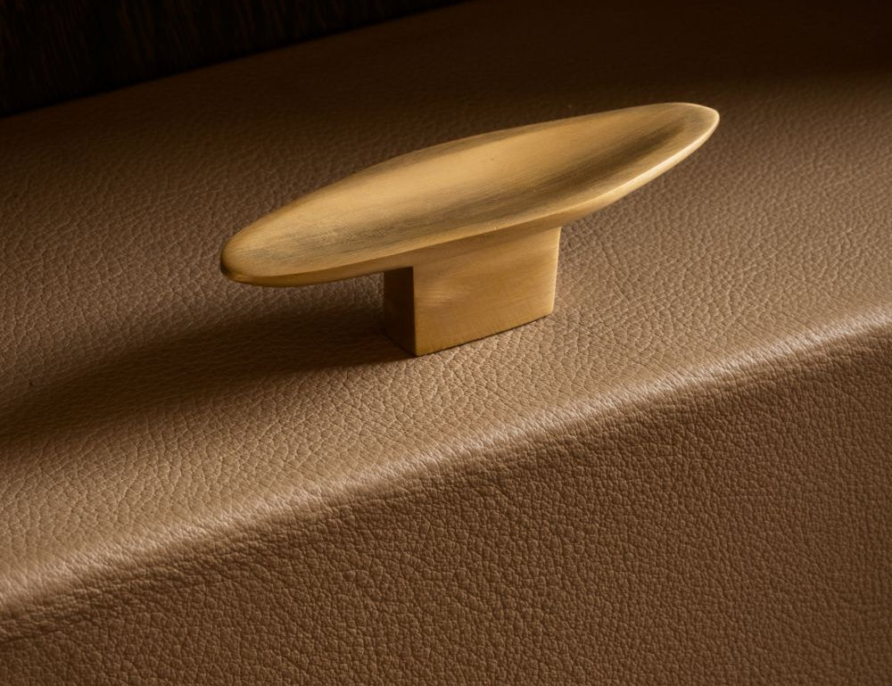 VALE T-bar in Burnished Brass Patina is part og our organíc shaped hardware for cabinets and kitchen fronts. Designed by Julie Brandt for BRANDT Copenhagen.
