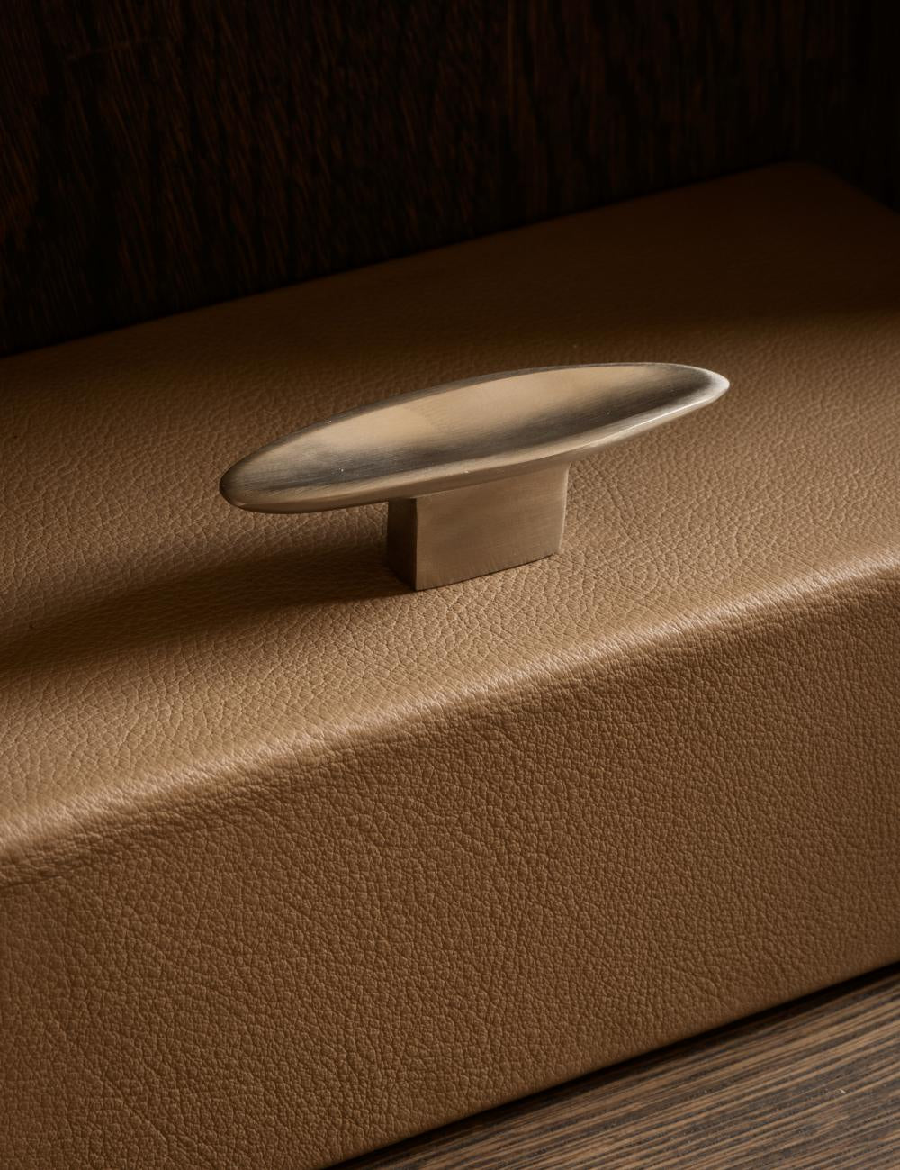 VALE T-bar in Satin Nickel is part og our organíc shaped hardware for cabinets and kitchen fronts. Designed by Julie Brandt for BRANDT Copenhagen.