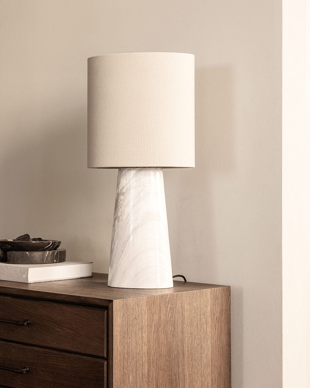brandtcph-verso-table-lamp-shaded-white_1tiff.jpg