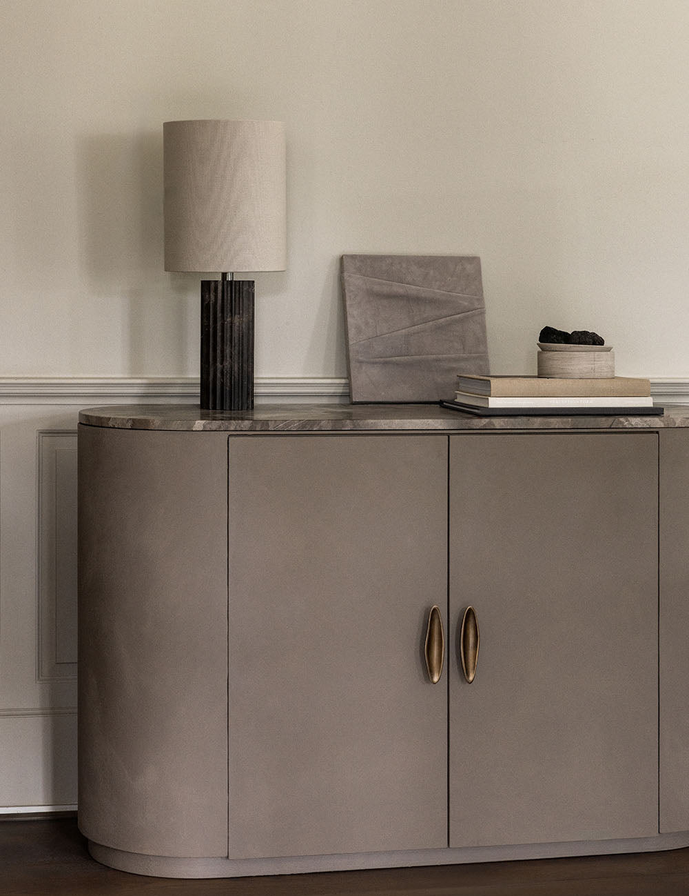 BRANDT Copenhagen COLONNADE table lamp in brown black marble with grey shade
